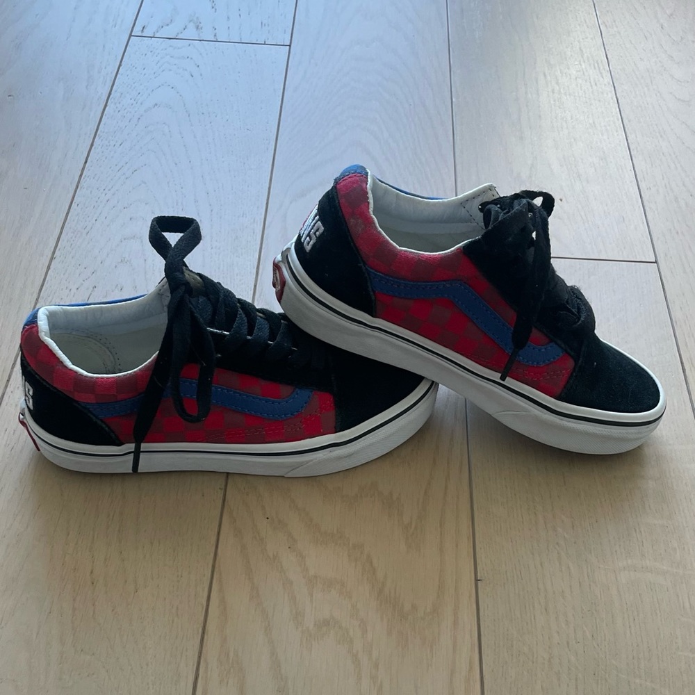 LIMITED EDITON VANS - YOUTH SIZE 1 - EXCELLENT CONDITION - Fire🔥🔥